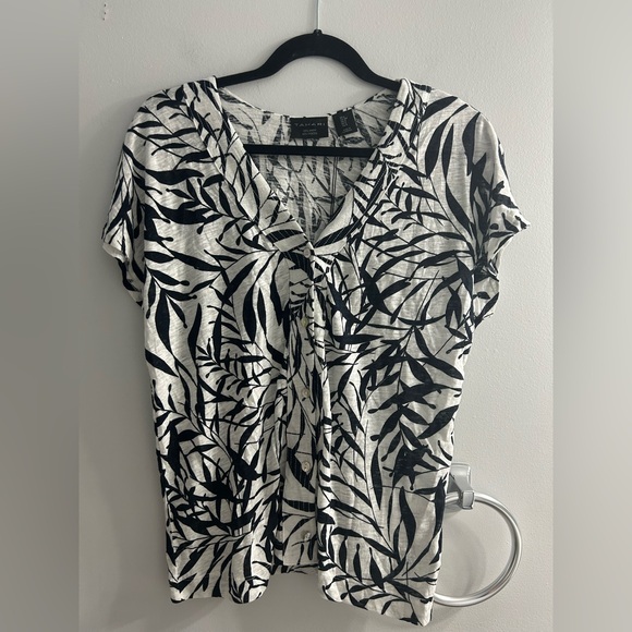 Tahari Tops - NWT tahari linen black and white button up